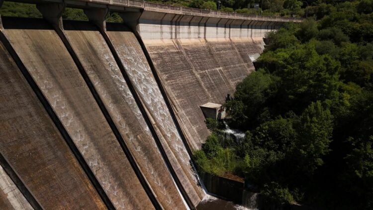 Después de varios años,  el Dique La Quebrada mostró un excedente hídrico en plena temporada turística.