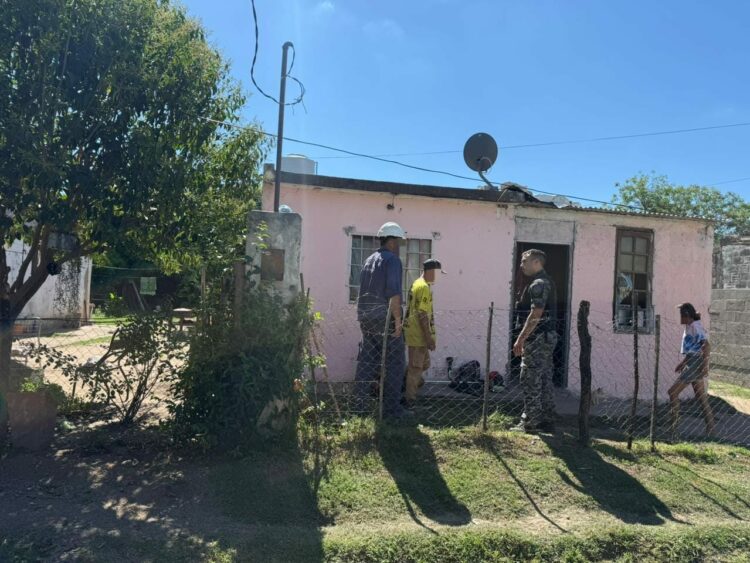 La adolescente sufrió una descarga eléctrica en esta vivienda de San José de la Dormida y fue asistida a tiempo por personal policial.
