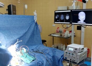 La intervención, que tuvo una duración aproximada de cuatro horas, se desarrolló íntegramente bajo visión microscópica, lo que permitió la extracción completa de la lesión sin complicaciones.