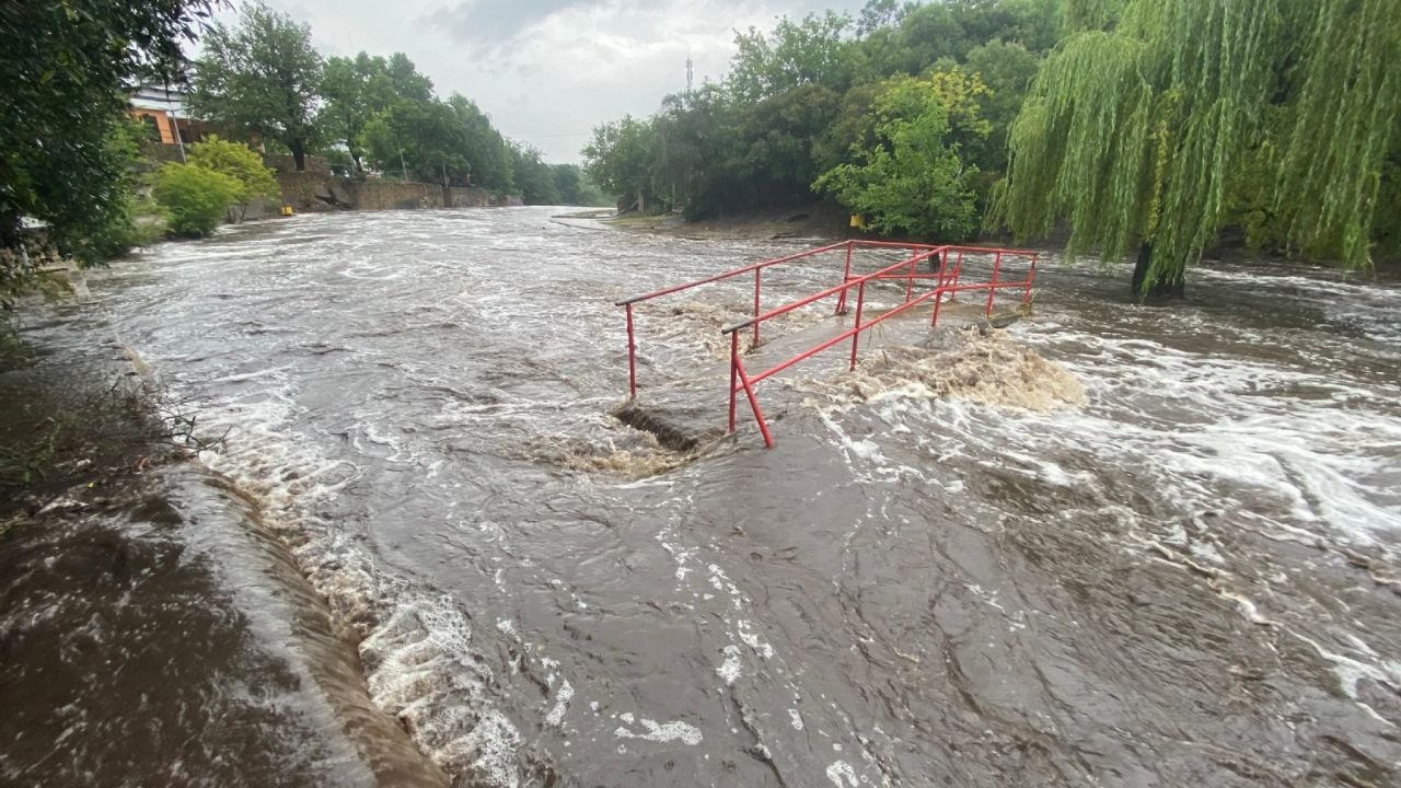La lluvia de esta tarde dejó una impactante crecida del arroyo Tanti