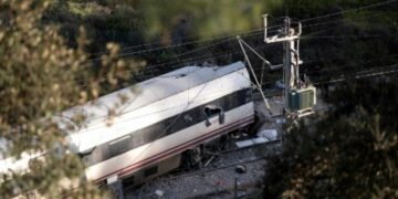 Labores de rescate continúan en el lugar del choque ferroviario que conmocionó al sur de España.