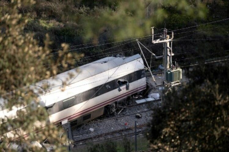 Labores de rescate continúan en el lugar del choque ferroviario que conmocionó al sur de España.