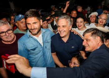 Llaryora y Pullaro participaron de la apertura de la 66ª edición del Festival Nacional de Folklore en la Plaza Próspero Molina.