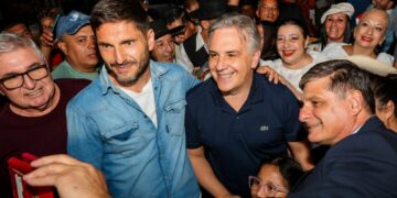 Llaryora y Pullaro participaron de la apertura de la 66ª edición del Festival Nacional de Folklore en la Plaza Próspero Molina.