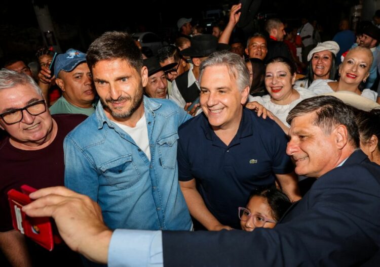 Llaryora y Pullaro participaron de la apertura de la 66ª edición del Festival Nacional de Folklore en la Plaza Próspero Molina.