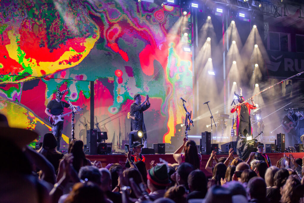 Los Tekis y Ke Personajes encabezan el Día 5