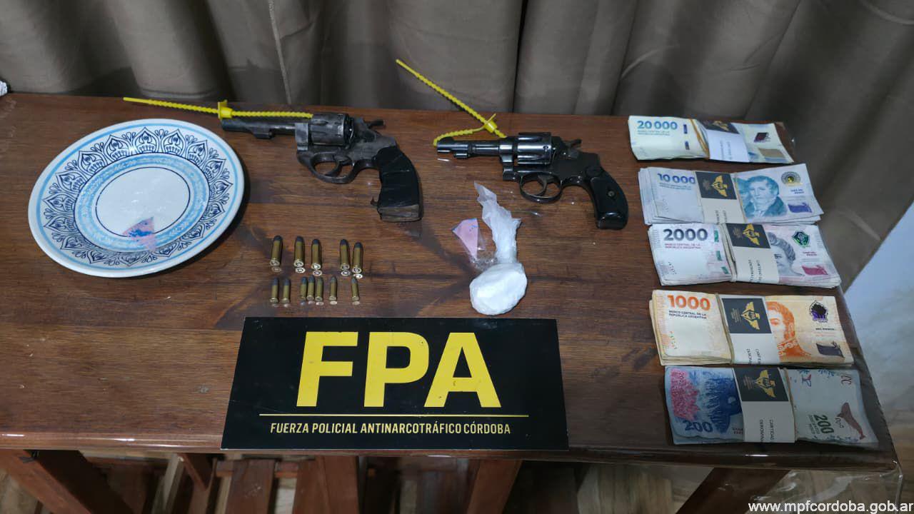 Armas, droga y dinero fueron secuestrados en los allanamientos.