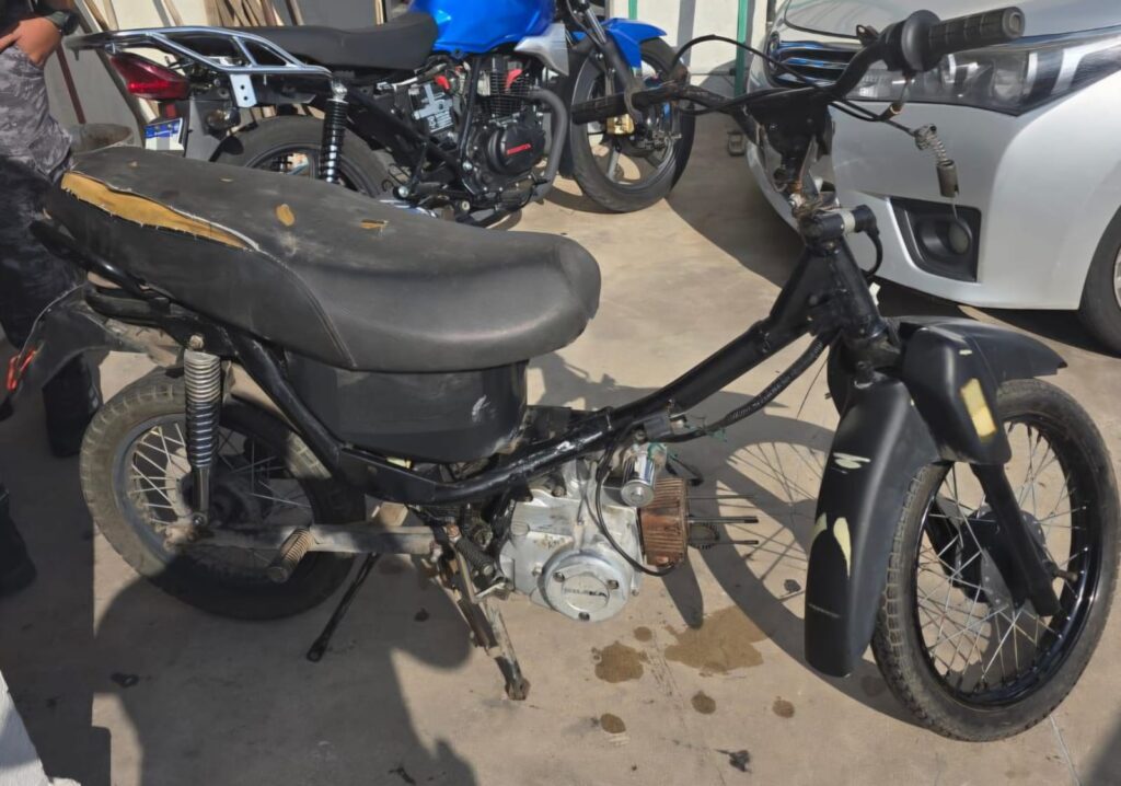 Los sospechosos fueron aprehendidos y trasladados a sede policial junto a las motocicletas secuestradas.