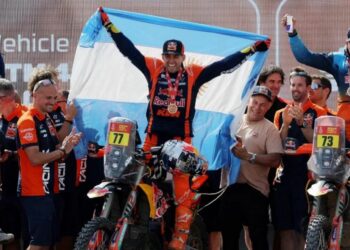 Luciano Benavides celebra su consagración en el Rally Dakar 2026. (Foto: Reuters)