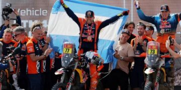 Luciano Benavides celebra su consagración en el Rally Dakar 2026. (Foto: Reuters)