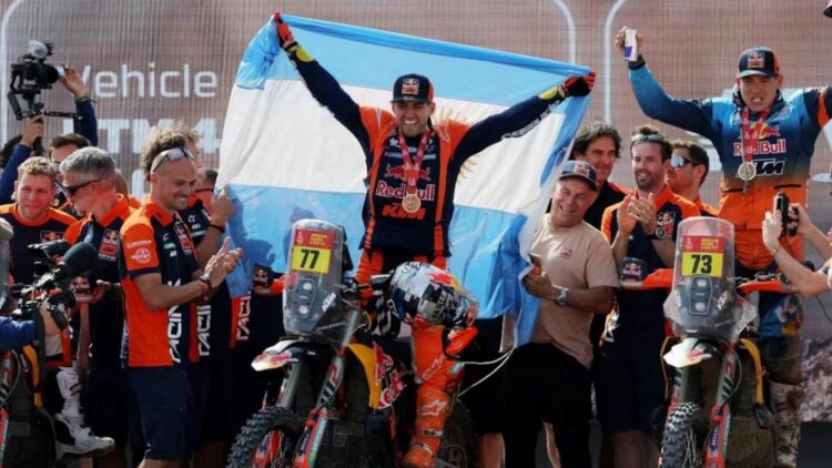 Luciano Benavides celebra su consagración en el Rally Dakar 2026. (Foto: Reuters)