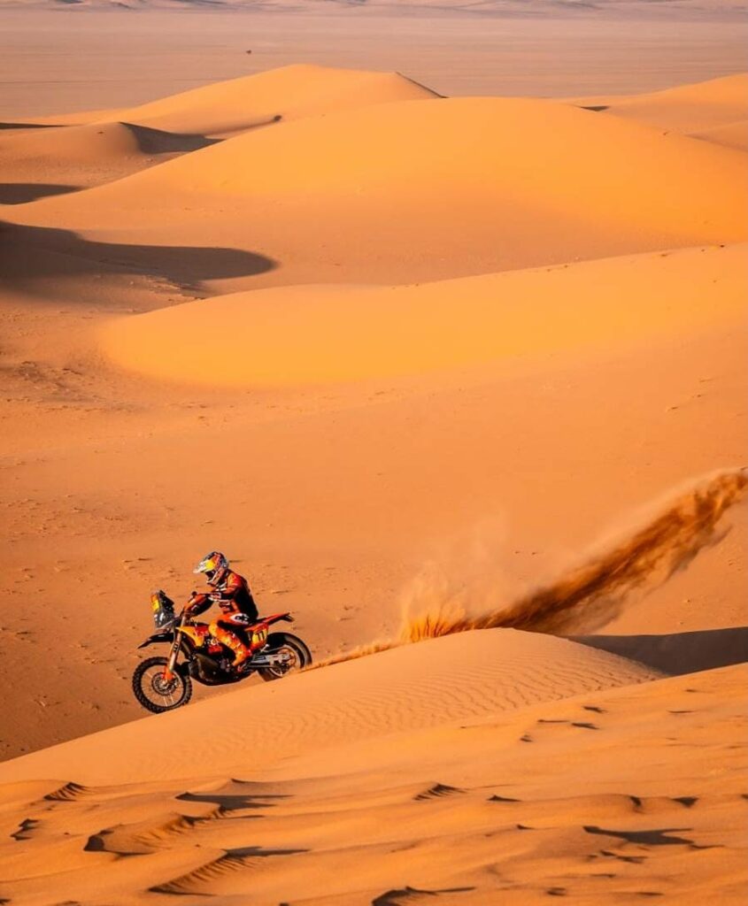 Luciano Benavides ganó la etapa 8 y lidera la general en motos