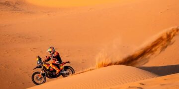 Luciano Benavides ganó la etapa 8 y lidera la general en motos