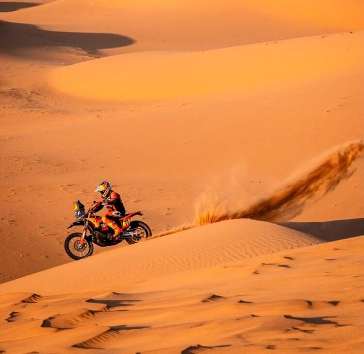 Luciano Benavides ganó la etapa 8 y lidera la general en motos El salteño se quedó con la etapa más extensa de la carrera.