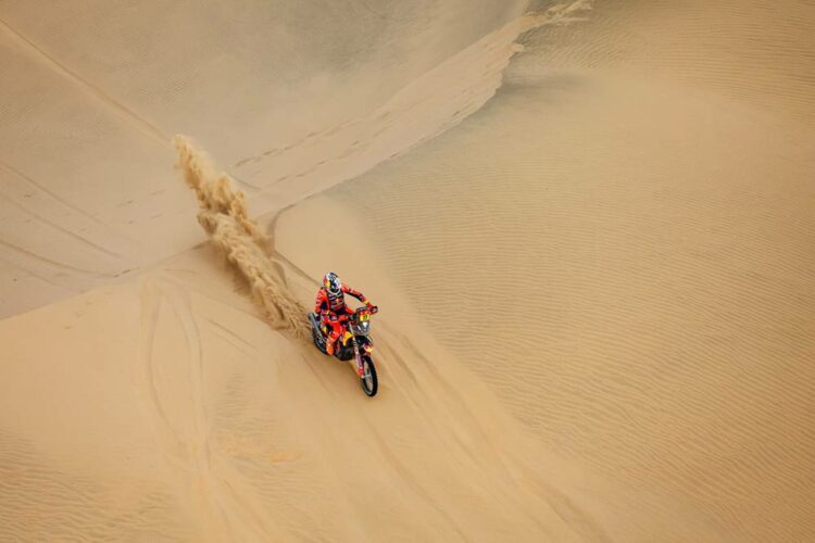 Benavides finalizó tercero en la etapa con un tiempo de 04h19m47s.