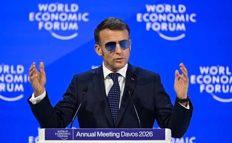 El presidente francés, Emmanuel Macron, asistió con unos llamativos lentes a la reunión anual del Foro Económico Mundial en Davos, Suiza.