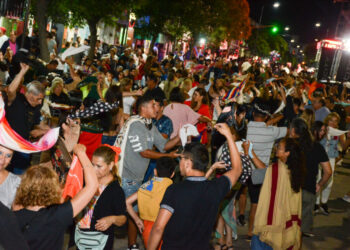 Durante los días del Festival Nacional de Folklore, las calles, plazas, rincones y orillas del río de Cosquín se llenan de música, danza y expresión popular.