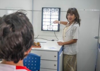 Niñas, niños y adolescentes pueden acceder a revisiones oftalmológicas y recibir sus anteojos en el mismo día.