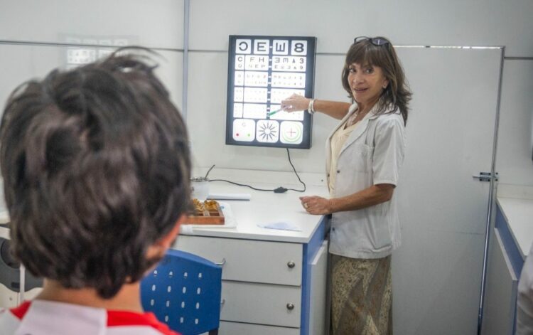 Niñas, niños y adolescentes pueden acceder a revisiones oftalmológicas y recibir sus anteojos en el mismo día.