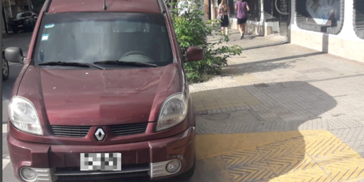 Obstruir una rampa para personas con discapacidad puede tener una multa superior al millón de pesos.