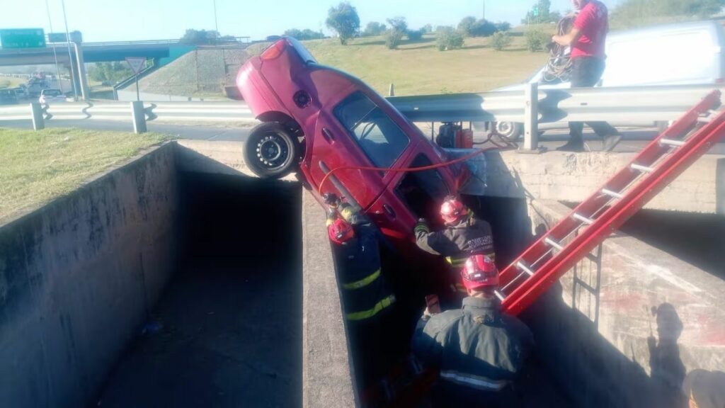 Operativo despistó en Circunvalación y su auto quedó incrustado en un desagüe