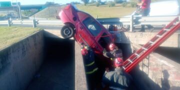 Operativo despistó en Circunvalación y su auto quedó incrustado en un desagüe