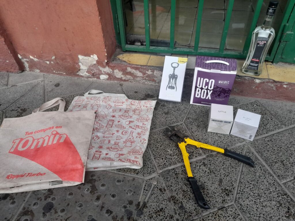 Cuatro detenidos tras robar en una vinoteca y una farmacia de barrio Güemes Operativo policial en barrio Güemes: cuatro detenidos y elementos recuperados