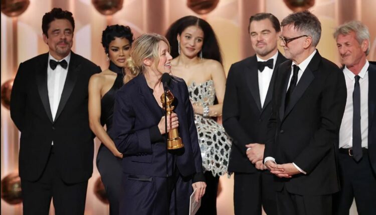 La productora Sara Murphy junto a Paul Thomas Anderson y el elenco de Una Batalla tras otra.