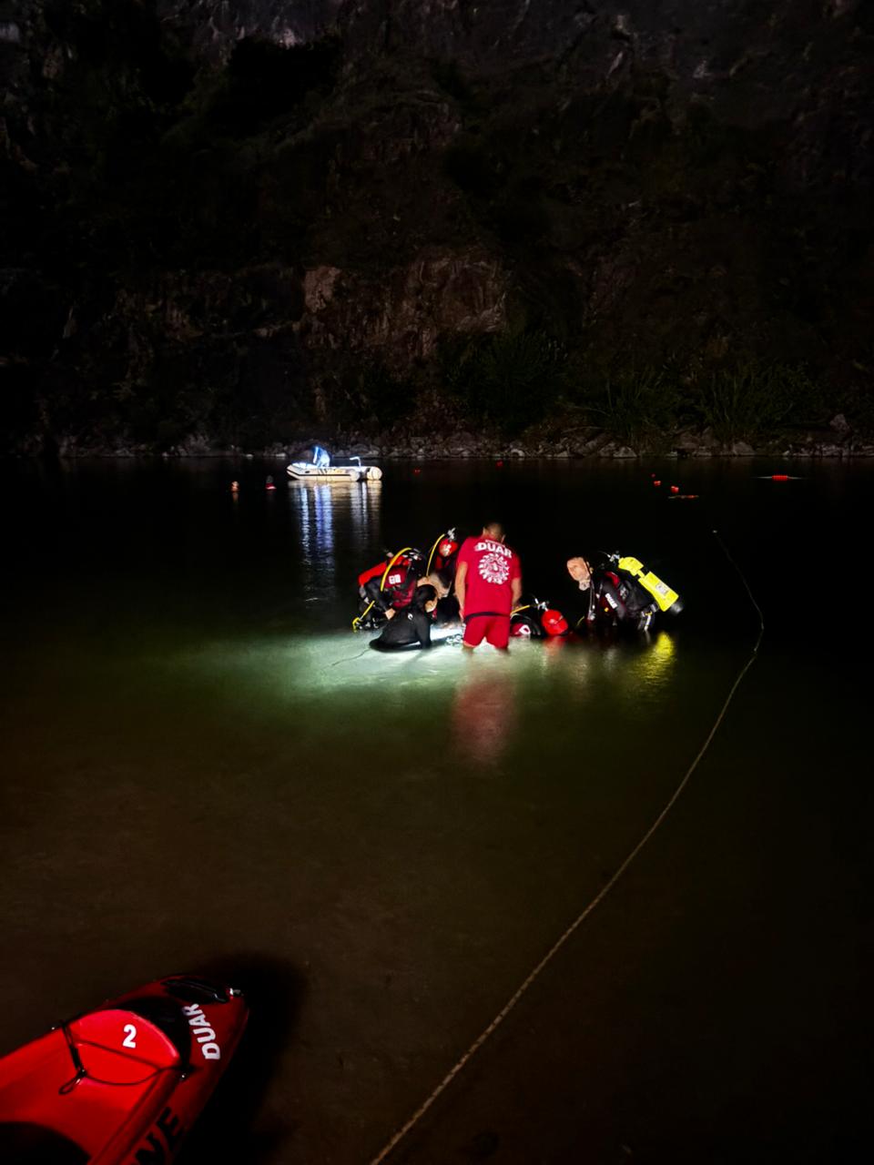 Personal del DUAR y Bomberos participó del operativo de búsqueda en la Laguna Azul.
