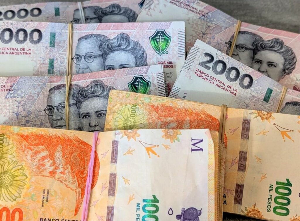 El dólar blue abre la semana estable y se mantiene apenas por encima del oficial