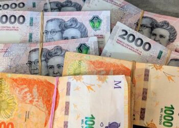 El dólar blue abre la semana estable y se mantiene apenas por encima del oficial