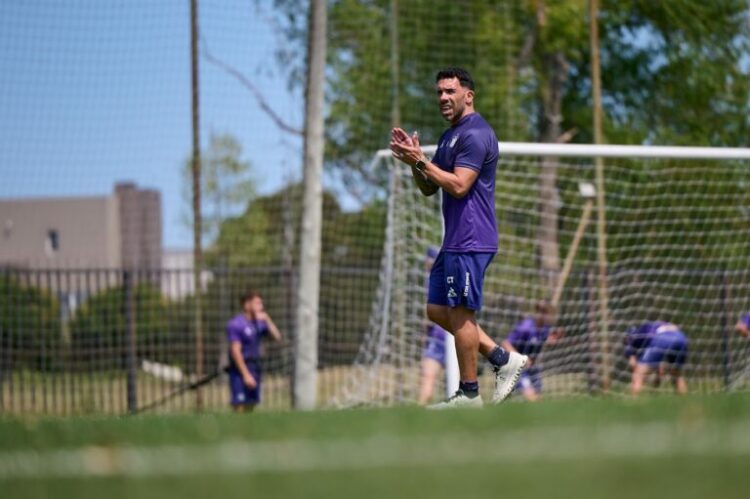 Tévez podrá ver a sus jugadores en el primer encuentro formal de la pretemporada.