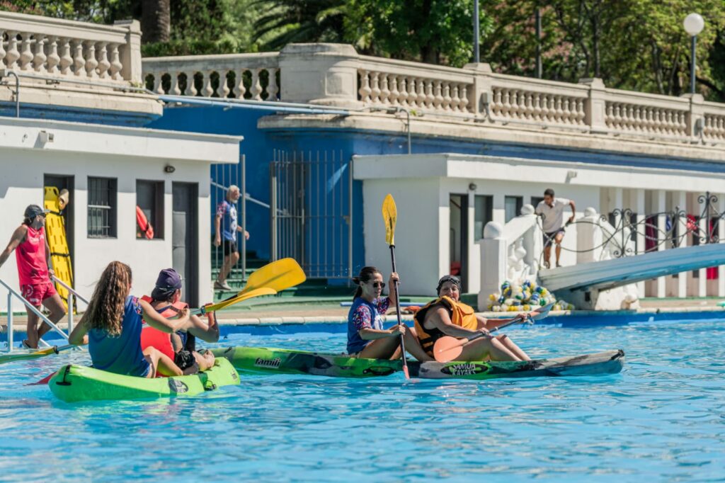 Propuestas accesibles en piletas y polideportivos de la ciudad.