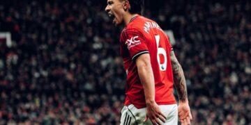 “Puede venir a mi casa”: Lisandro Martínez cruzó a Scholes tras ganar el derby de Manchester