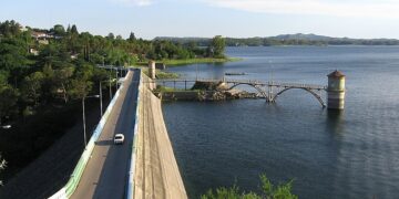 Rescataron a una mujer que nadaba con dificultad a 70 metros de la orilla en Embalse Embalse
