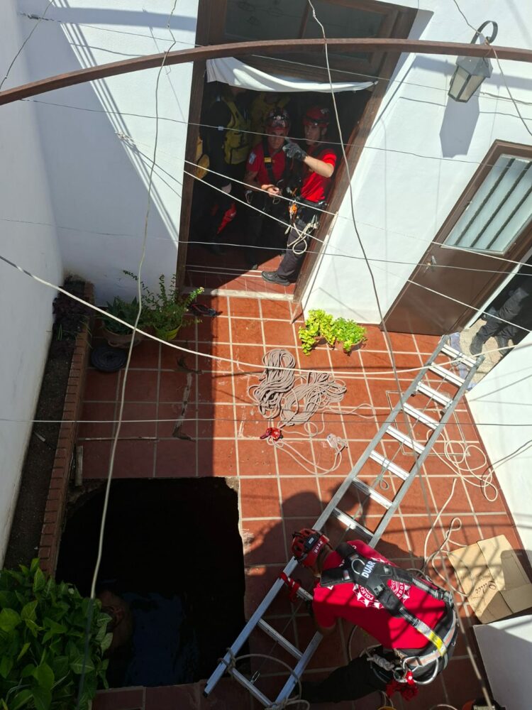 El hombre cayó a la cámara séptica de la vivienda.