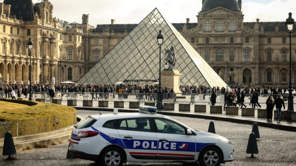 Robo en el Louvre: por primera vez sale un video del fugaz asalto Louvre