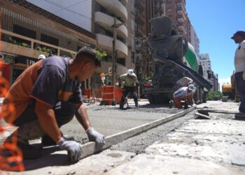 Colocan el nuevo hormigón en la calzada sur del Bulevar San Juan