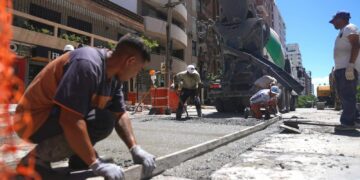 Colocan el nuevo hormigón en la calzada sur del Bulevar San Juan