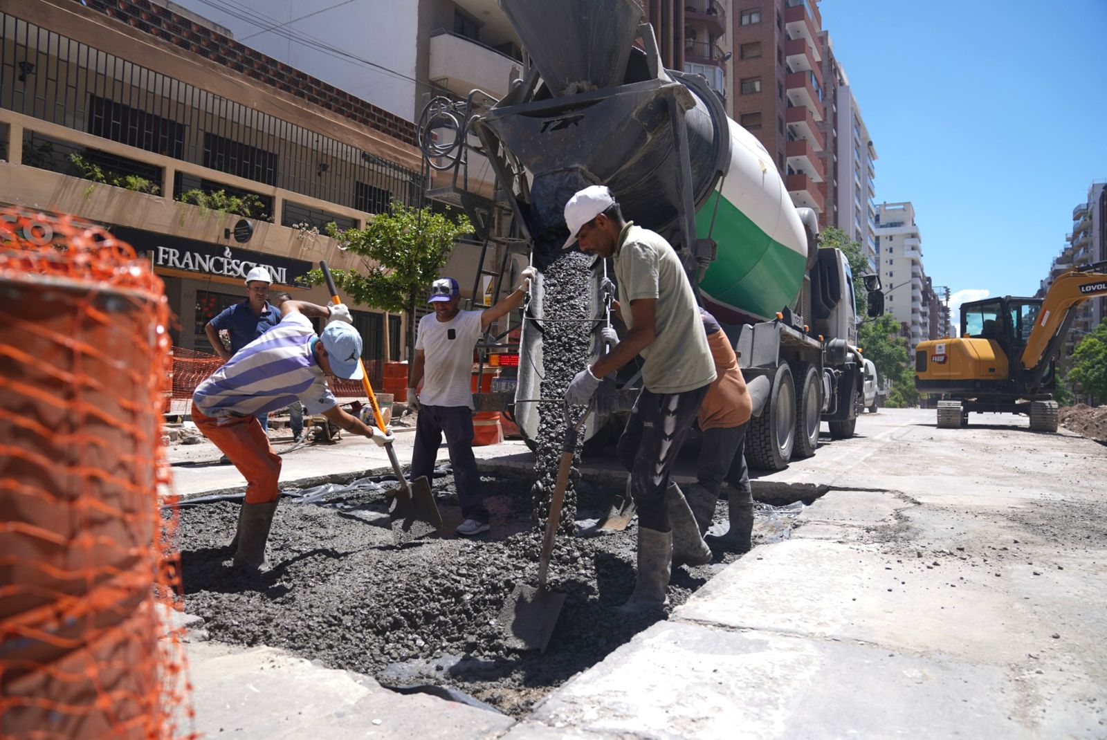 Colocan el nuevo hormigón en la calzada sur del Bulevar San Juan