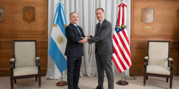 Santiago Caputo recibió al embajador Lamelas para pulir la agenda con la Casa Rosada Santiago Caputo recibió al embajador Lamelas para pulir la agenda con la Casa Rosada