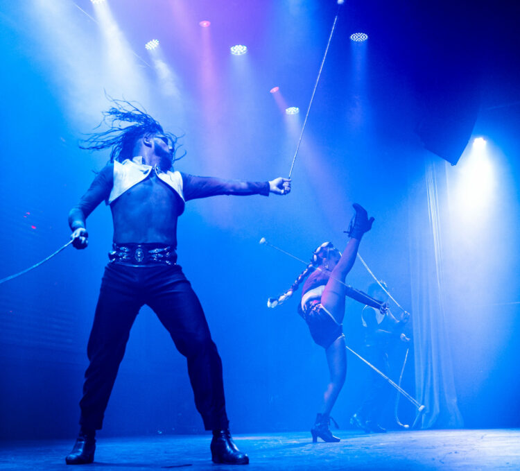 “Hacemos entrar a la gente a nuestro malambo”, el show que hace vibrar las tablas El elenco de Trum Malambo en plena acción sobre las tablas del Teatro del Sol. Bajo la producción de Verónica Vaira, la compañía logra una simbiosis única que conecta la raíz del contrapunto con la emoción del público.