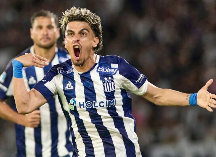 Ronaldo Martínez celebra su primer gol con la camiseta de Talleres.