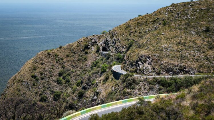 La reapertura del Camino de los Túneles de Taninga refuerza la seguridad vial y vuelve a impulsar el turismo en el oeste cordobés, con una obra estratégica que combina infraestructura moderna y un entorno natural de alto valor paisajístico.