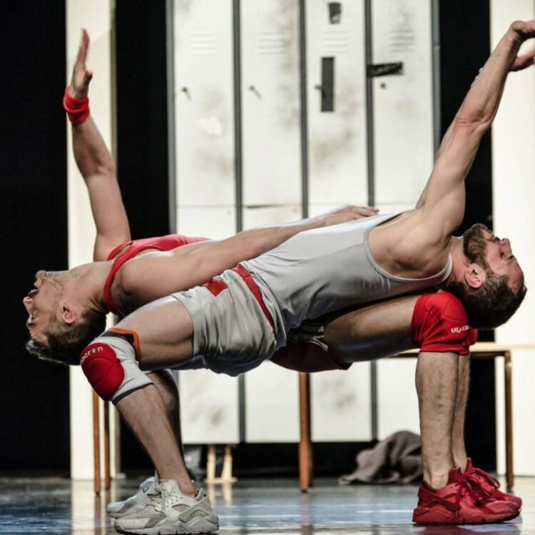 “Un Poyo Rojo” lleva su destreza física al Teatro de la Reforma La propuesta saltó del circuito off a la cartelera internacional.