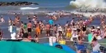 Una ola gigante en la costa argentina dejó un muerto y 35 heridos Una ola gigante en la costa argentina dejó un muerto y 35 heridos
