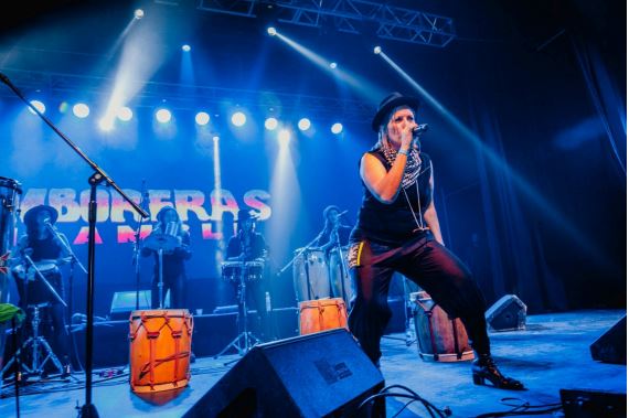 Vivi Pozzebón lleva su ritual de tambores y voz al ciclo La Peñera La artista folcórica Vivi Pozzebón.