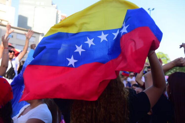 Ciudadanos venezolanos se reunieron en Plaza España y festejaron la captura de Maduro.