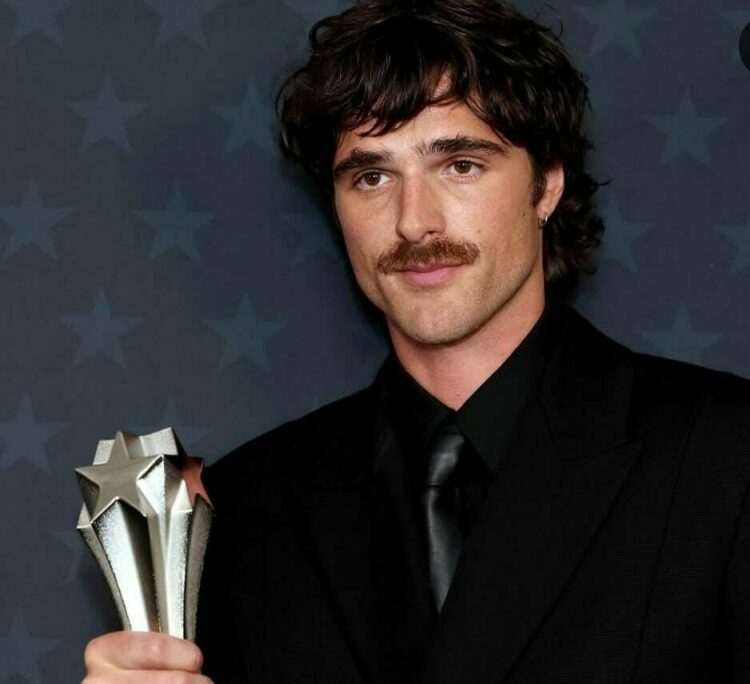 Jacob Elordi sostiene el premio a Mejor actor de reparto por su interpretación en Frankenstein durante la 31° edición de los Critics Choice Awards, celebrada en Santa Mónica