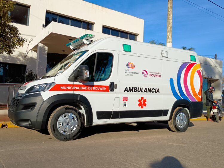 Para fortalecer los traslados se entregaron ambulancias equipadas cero kilómetro a las localidades de Bouwer y Monte Cristo.